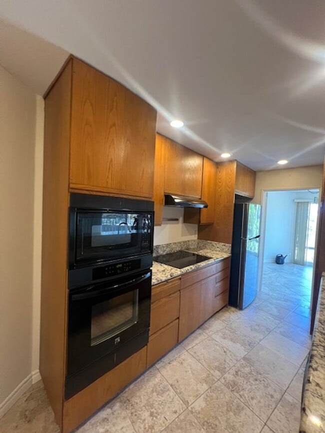 Building Photo - 3 Bedroom 2 Bath Condo in Beautiful La mes...