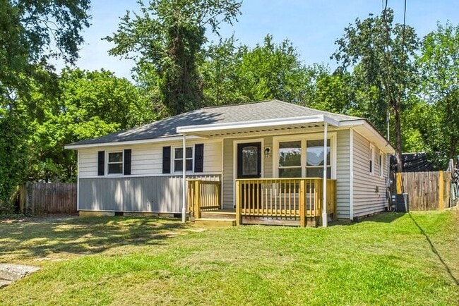 Building Photo - Updated home with New Kitchen, Hardwood Fl...