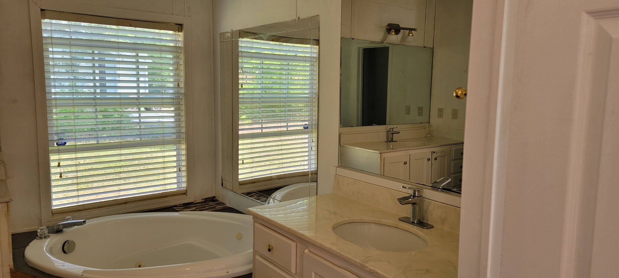 Big Window in Master Bath - 8936 Turner Dr