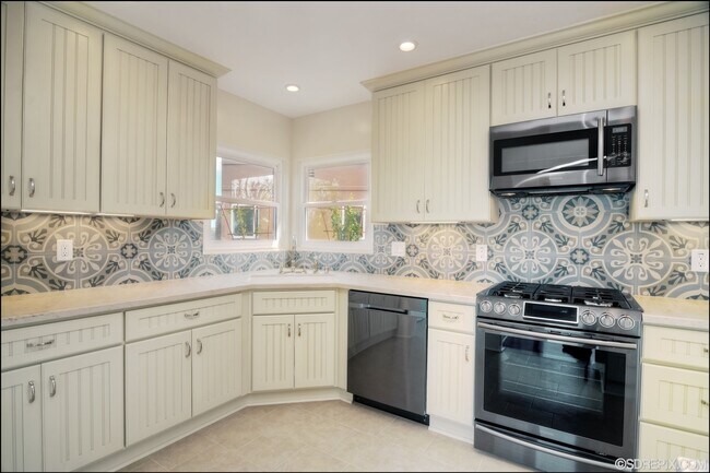 Building Photo - Modern 2 bedroom 2 bath home in Kensington Heights!