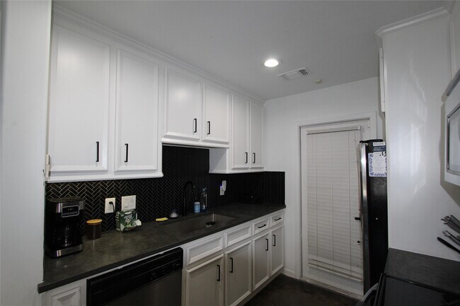 Building Photo - 301 Willard St