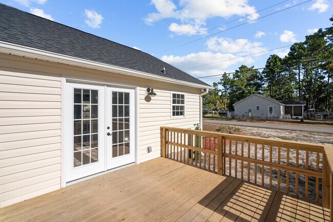 Building Photo - Fully Renovated 3 Bedroom in Southport!