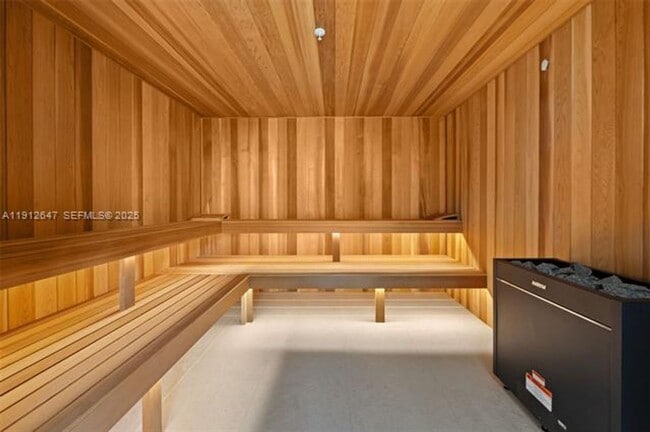 Building Photo - 700 NE 24th St