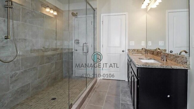 Building Photo - A beautifully designed townhome in the heart of Dunwoody