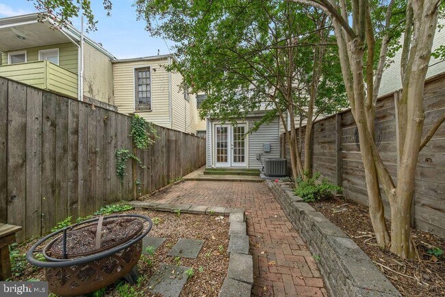 Building Photo - 1124 C St NE