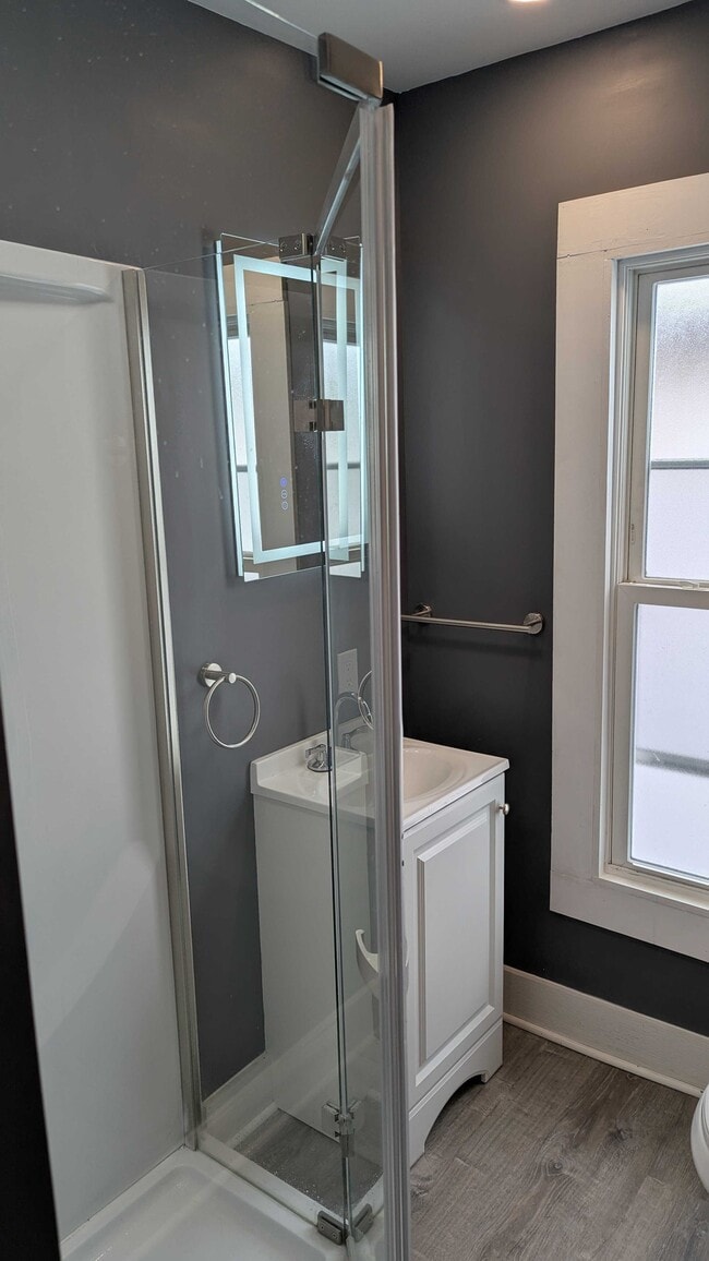 Building Photo - 812 E 3rd St