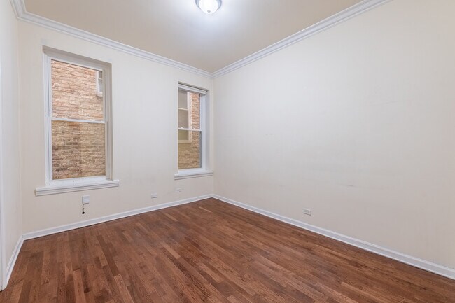 Building Photo - 910 W 19th Pl