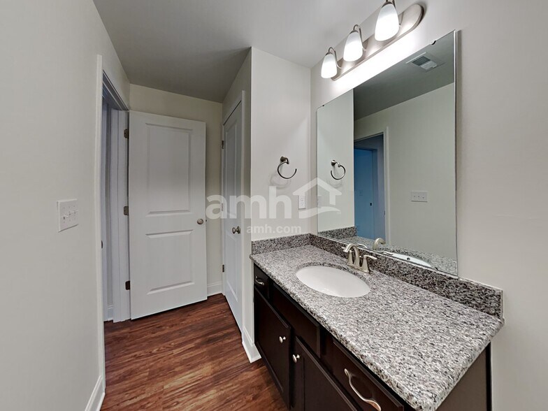 Building Photo - 185 Larragan Dr