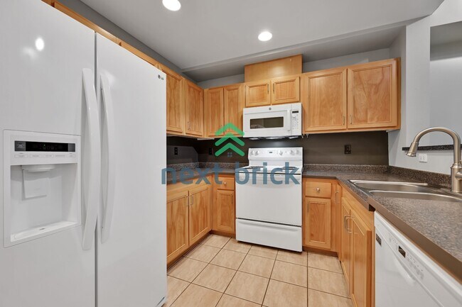 Building Photo - "Charming 1-Bedroom Condo in Redmond: Cozy Living with Modern Comfort at 641 Sq Ft!"