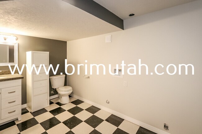 Building Photo - 1105 Laird Ave S