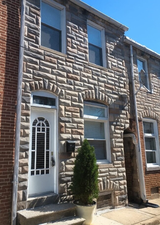 Building Photo - 417 S Madeira St
