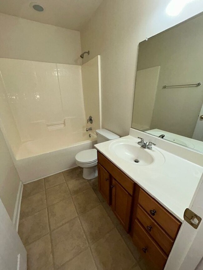 Building Photo - Quaint 3BR /2BA home with new carpet!