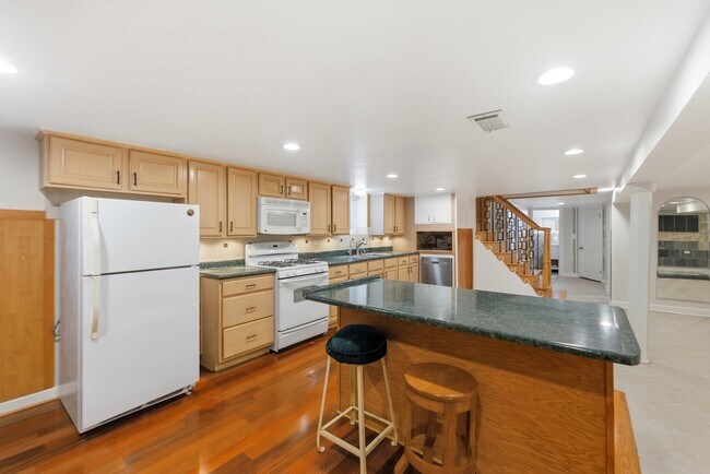 Building Photo - 4656 N Narragansett Ave