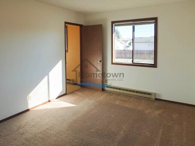 Building Photo - Spacious 4 Bedroom Home with Fenced Backyard & Garage