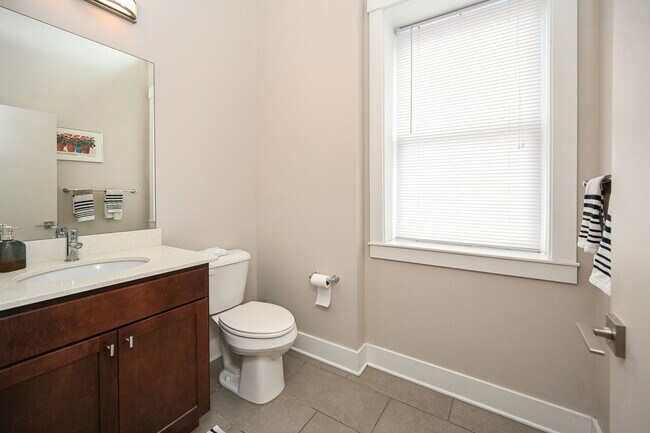 Building Photo - 433 E 13th St