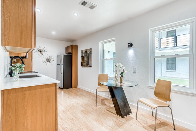 Building Photo - The Wilshire