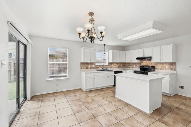 Building Photo - Freshly Painted 3 bedroom home!