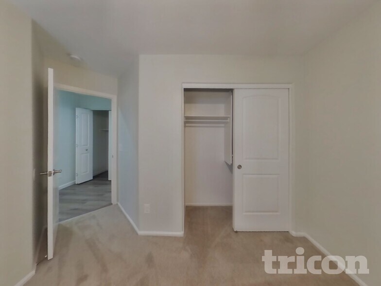 Building Photo - 8701 S 50th Dr