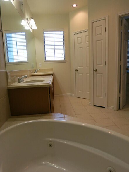 Building Photo - 1206 Emerald Glen