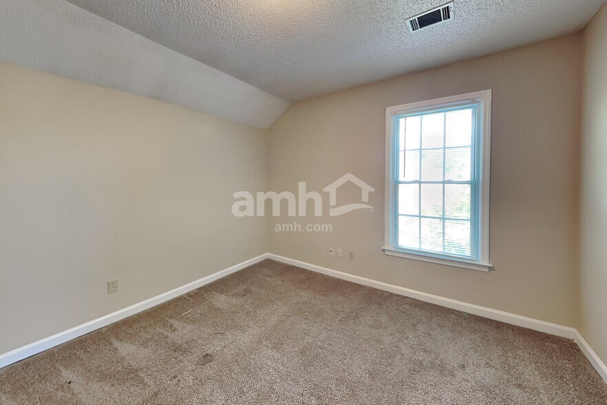 Building Photo - 1300 Summit Point Ln