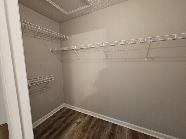 Building Photo - NEW LISTING!!!!!