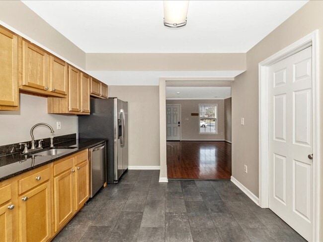 Building Photo - 584 Cotswold Ct