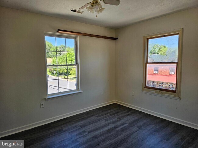 Building Photo - 1202 N Royal Ave