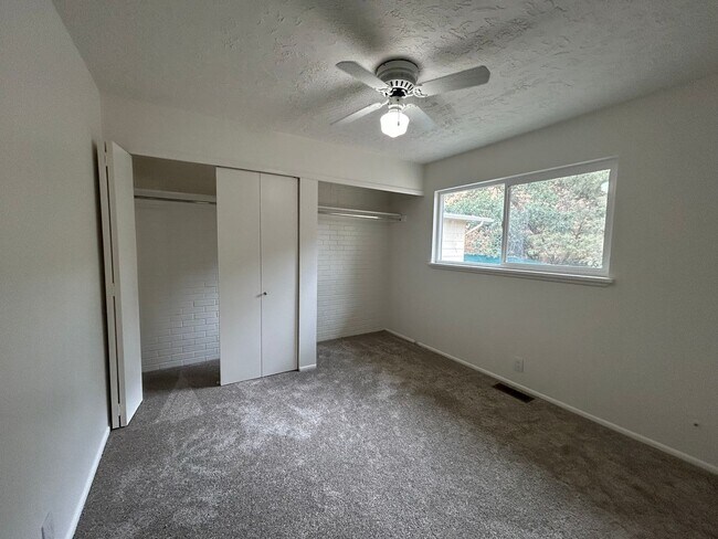 Building Photo - 4 Bedroom 3.5 Bathroom Townhome in Provo!