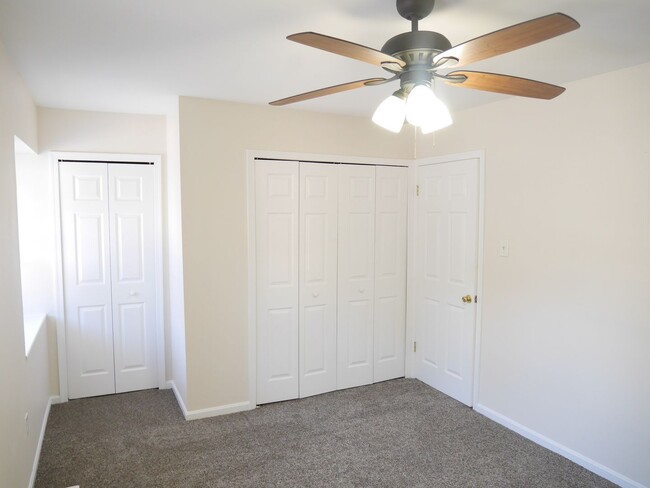 Building Photo - MOVED NOW & SAVE!! 3 Bedroom Townhome loca...