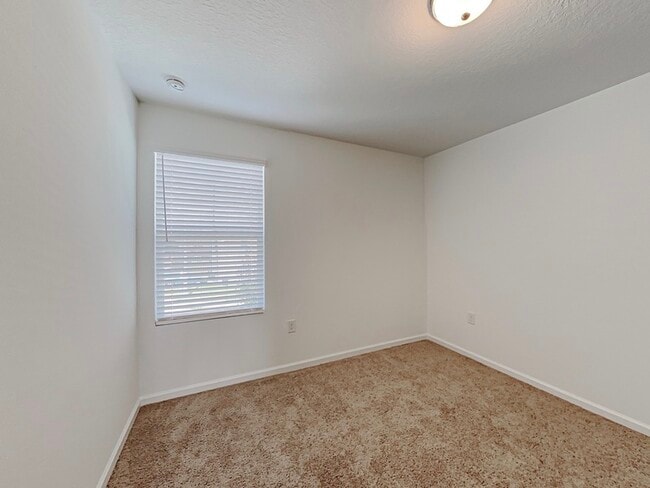 Building Photo - 703 Madison Dr