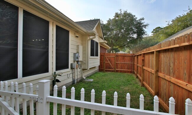 Building Photo - 34 Drifting Shadows Cir