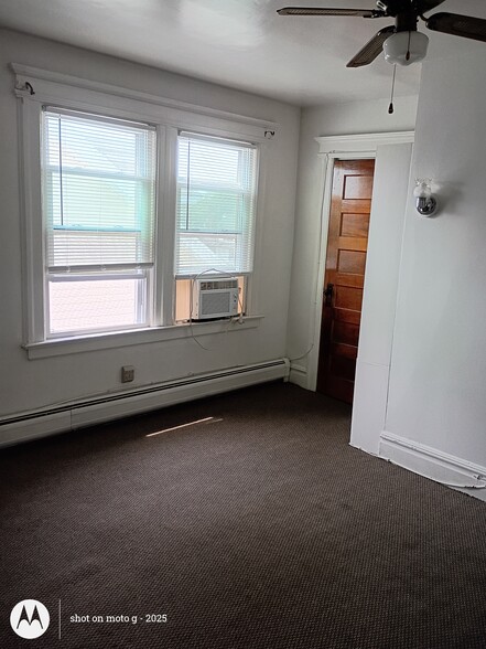Building Photo - 998 Sanford Ave