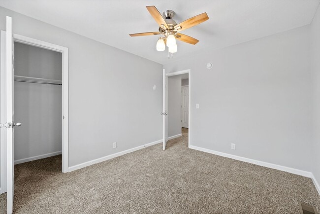 Building Photo - 2 Bedroom Pet Friendly Condo For Rent Near...