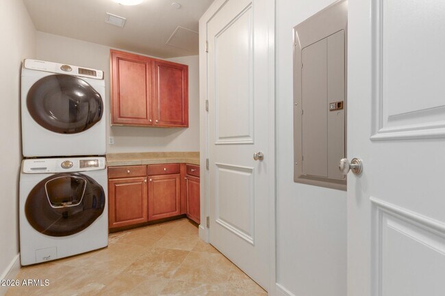 Building Photo - 2211 E Camelback Rd