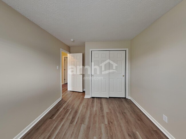 Building Photo - 1740 Brookview Dr