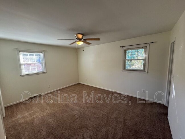 Building Photo - 502 Rosebud Ln