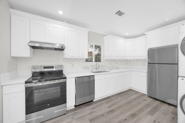Building Photo - 1607 Vuelta Grande Ave