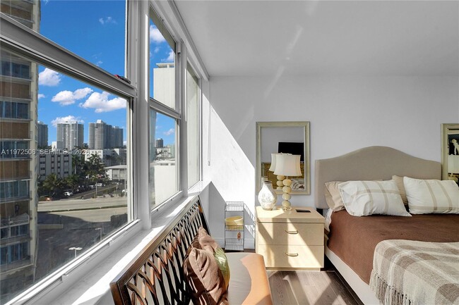 Building Photo - 3140 S Ocean Dr