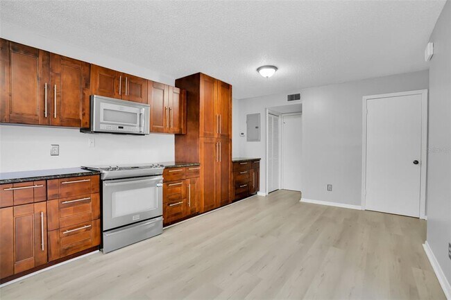 Building Photo - 15217 W Pond Woods Dr