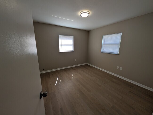 Building Photo - 3606 E Comanche Ave