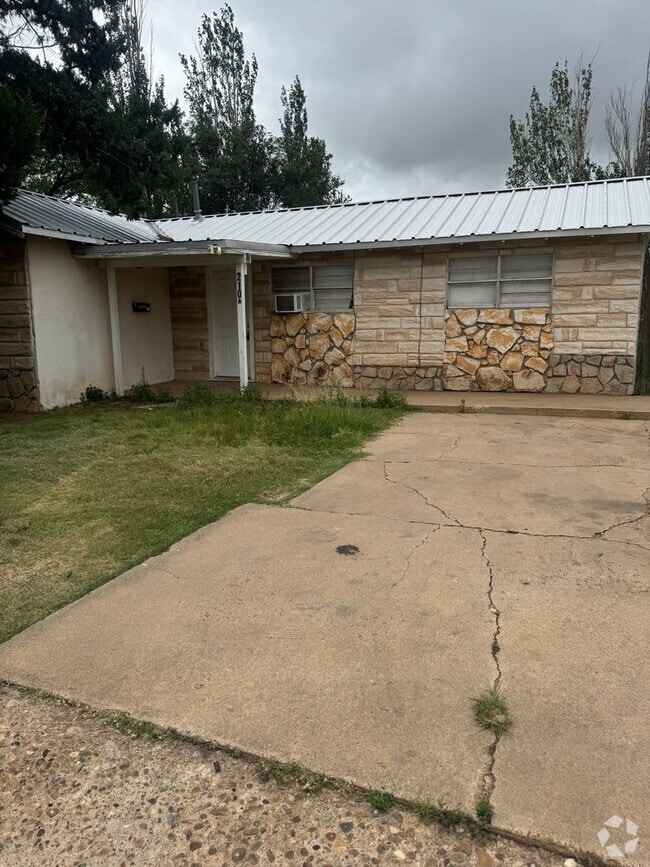 Building Photo - Large 2bedrooms 1bathroom bills separated ...
