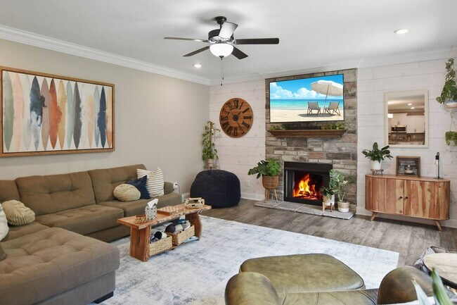 Building Photo - Dog Friendly Four Bedroom with Bonus!