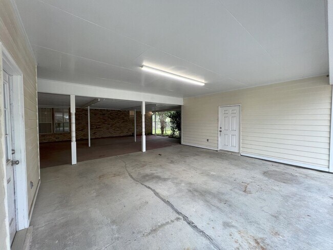 Building Photo - Newly remodeled, 4 bedroom, 2.5 bathroom home in Baton Rouge, LA