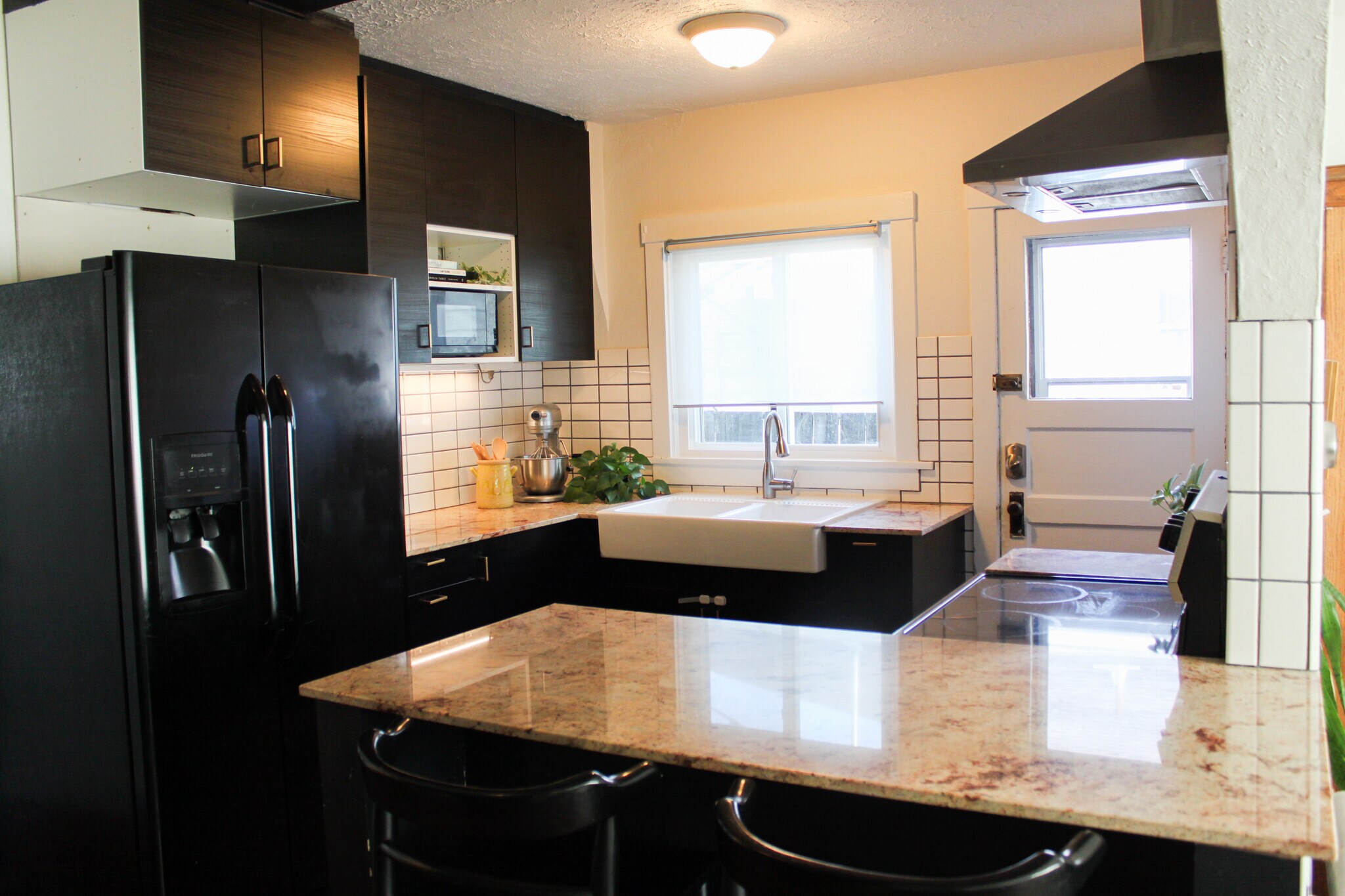 Building Photo - 757 E Ramona Ave