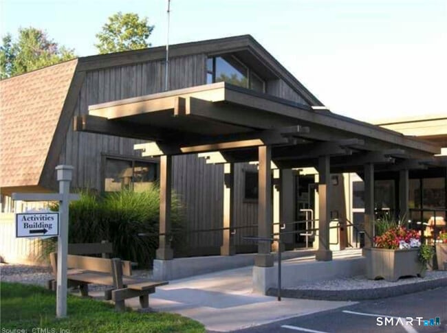 Building Photo - 576 Heritage Vlg