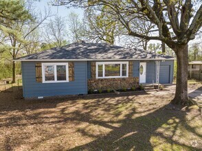 Building Photo - Freshly Updated 2 Bedroom House