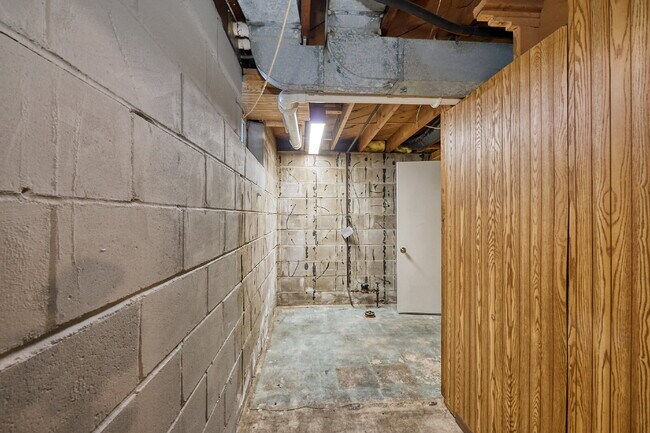 Building Photo - Charming 3-Bedroom Home with Finished Basement in Minneapolis!