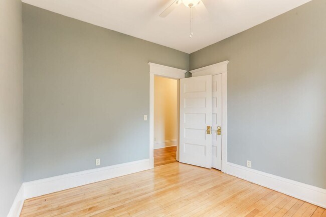Building Photo - Stunning oversized 2 Bed/2Bath Condo in Cr...