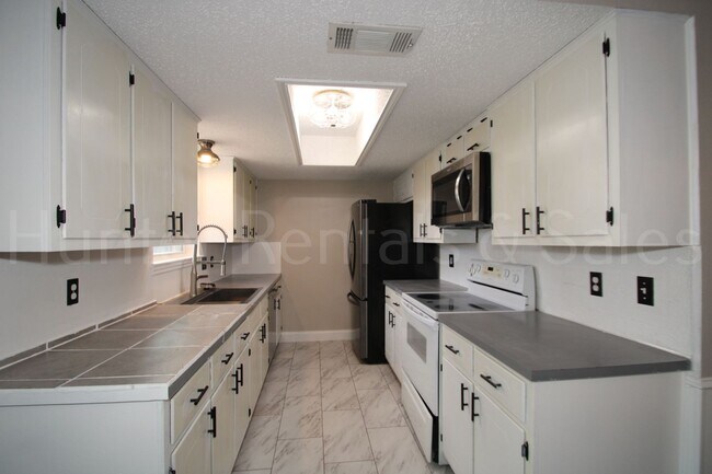 Building Photo - Stylish Killeen Retreat on Mountain View Drive