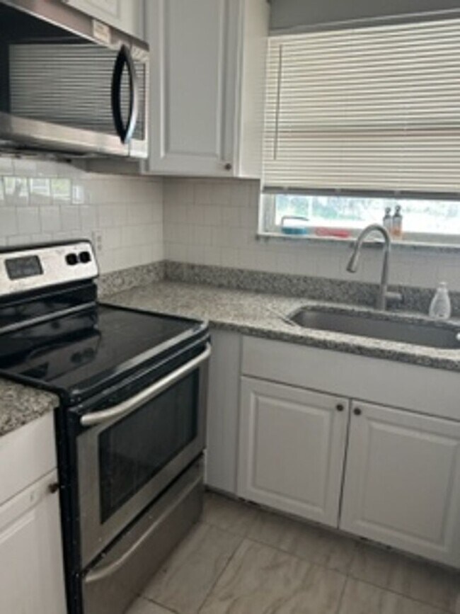 Building Photo - Large  3 bedroom, 2 bath pool home.